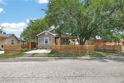 /international/us/519-e-avenue-f-robstown-tx-110108196956/