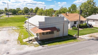 /international/us/605-s-laurel-street-staunton-il-110099409730/