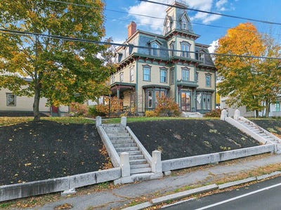 /international/us/15-middle-street-hallowell-me-110107795659/