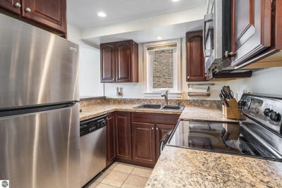 /international/us/6022-holt-road-williamsburg-mi-110100359422/