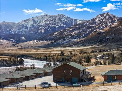 /international/us/550-old-yellowstone-trail-s-gardiner-mt-110105795887/