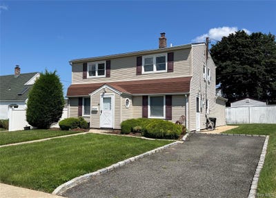 /international/us/30-castle-lane-levittown-ny-110108018640/