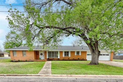/international/us/302-baumgarten-st-schulenburg-tx-110106355910/