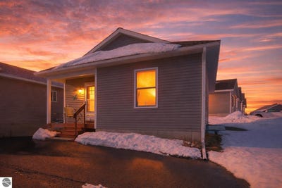 /international/us/1040-umber-drive-traverse-city-mi-110105976395/