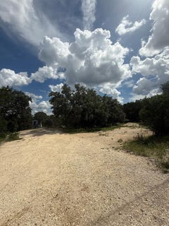 /international/us/197-rainbow-dr-lakehills-tx-110100806982/