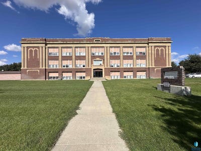 /international/us/109-e-luverne-st-luverne-mn-110102498317/