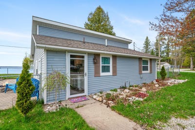 /international/us/1012-lynn-drive-indian-river-mi-110105268730/