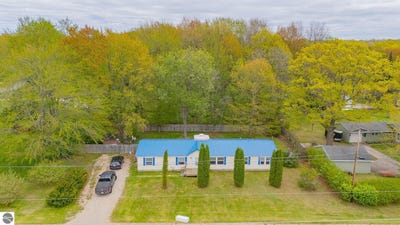/international/us/299-cloverleaf-lane-houghton-lake-mi-110099635975/