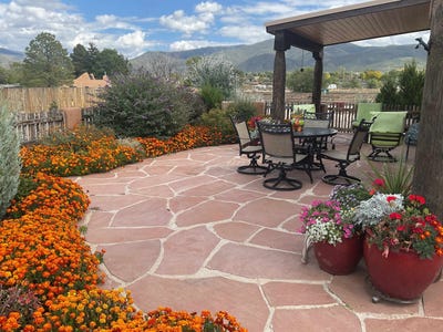/international/us/25-medina-lane-ranchos-de-taos-nm-110108079810/