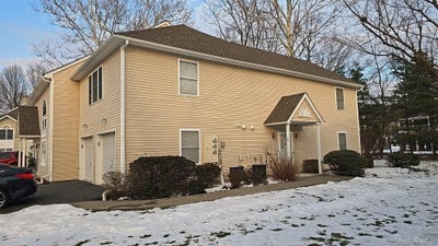 /international/us/15-village-cove-warwick-ny-110105075099/