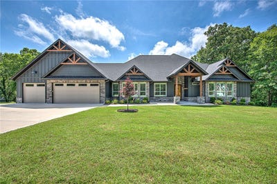 /international/us/8525-manor-drive-bentonville-ar-110108357452/