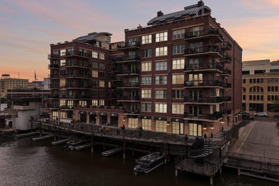 /international/us/102-n-water-st-milwaukee-wi-110108034357/