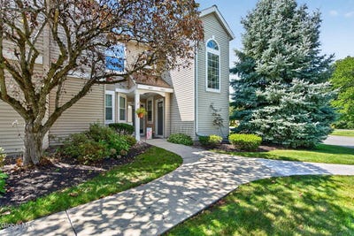 /international/us/4806-s-foxwood-drive-clifton-park-ny-110119686560/