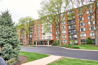 /international/us/2000-saint-regis-drive-lombard-il-110107832769/