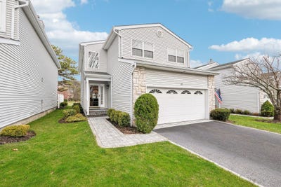 /international/us/15-colony-drive-holbrook-ny-110098561065/
