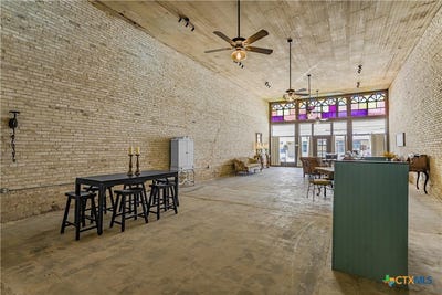 /international/us/213-w-grand-avenue-yoakum-tx-110110235523/