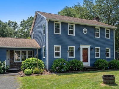 /international/us/387-southwick-street-agawam-ma-110106725210/
