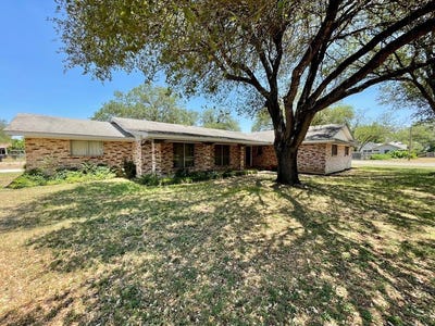 /international/us/1302-22nd-st-hondo-tx-110092770271/