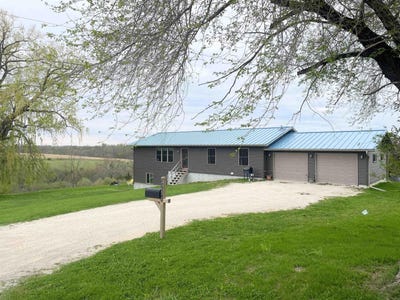 /international/us/3251-110th-avenue-decorah-ia-110107698159/