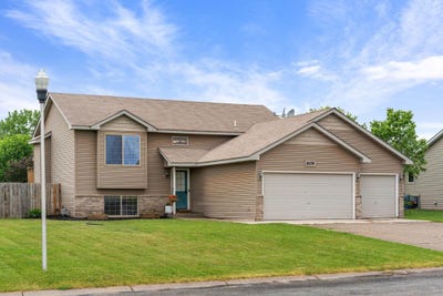 /international/us/609-bluebird-street-mora-mn-110109138377/