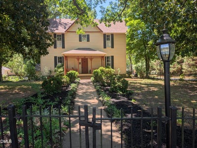 /international/us/916-w-davis-street-burlington-nc-110106477589/