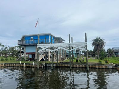 /international/us/106-w-4th-ave-horseshoe-beach-fl-110102065197/