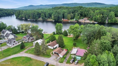 /international/us/15-hayes-drive-lake-luzerne-ny-110110079207/