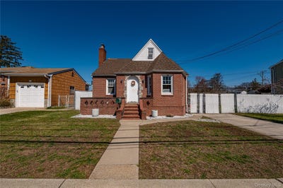 /international/us/70-bristol-street-lindenhurst-ny-110107339595/