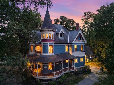 /international/us/68-center-street-wolfeboro-nh-110106947419/