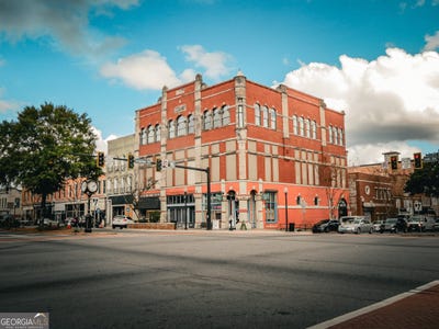 /international/us/102-n-hill-street-griffin-ga-110106931178/