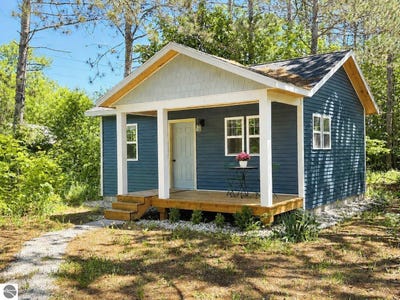 /international/us/2759-north-drive-traverse-city-mi-110108796247/