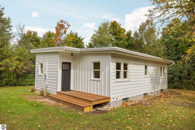 /international/us/4407-n-long-lake-road-traverse-city-mi-110120466220/