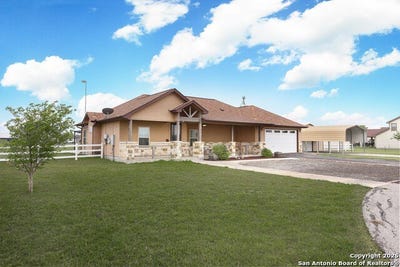 /international/us/861-county-road-464-hondo-tx-110098761865/