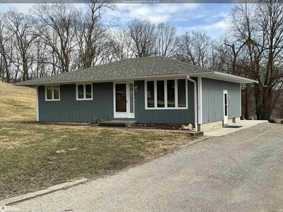 /international/us/102-green-knolls-street-melrose-ia-110106340406/