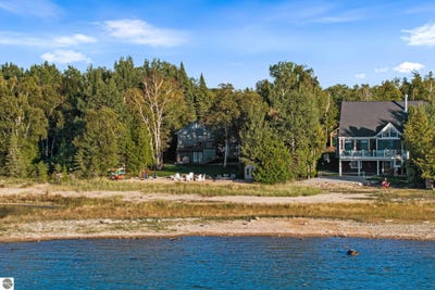 /international/us/4467-lake-shore-drive-charlevoix-mi-110119945821/