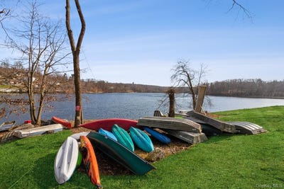 /international/us/24-leisure-way-mohegan-lake-ny-110107441501/
