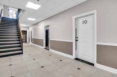 /international/us/70-court-street-westfield-ma-110109009480/