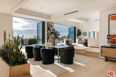 /international/us/29600-harvester-malibu-ca-110107858139/