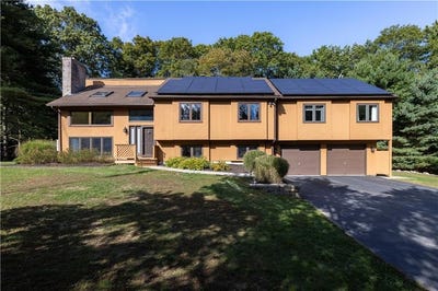 /international/us/8-robin-drive-north-kingstown-ri-110106754164/