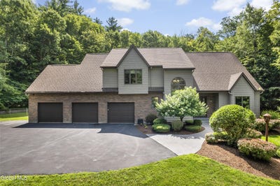 /international/us/82-pickle-hill-road-queensbury-ny-110101144466/