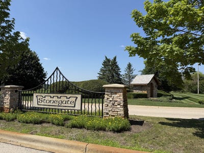 /international/us/7010-wildflower-court-spring-grove-il-110107694825/