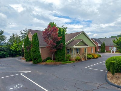 /international/us/144-holly-springs-dr-franklin-nc-110108503751/