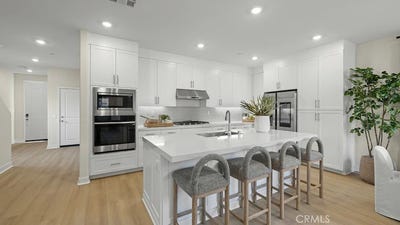/international/us/2038-pyrenes-place-santa-paula-ca-110108132076/
