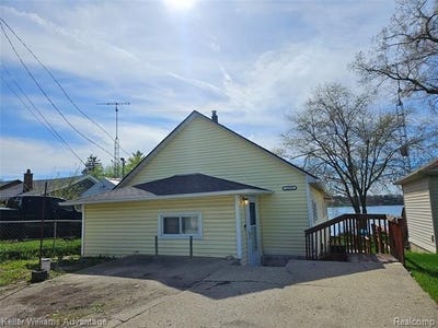/international/us/2219-gray-road-oregon-twp-mi-110107729194/