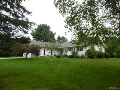 /international/us/15929-saint-collins-road-bruce-crossing-mi-110109119146/
