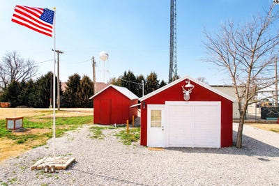 /international/us/105-n-broadway-st-hanston-ks-110108745012/