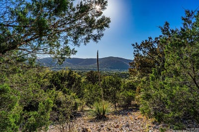/international/us/28-frio-canyon-loop-concan-tx-110102431126/