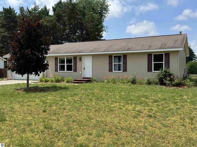 /international/us/3046-crimson-ranch-lane-traverse-city-mi-110100816300/