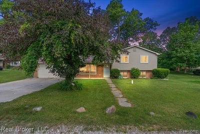 /international/us/8320-hillpoint-drive-hamburg-twp-mi-110119960808/
