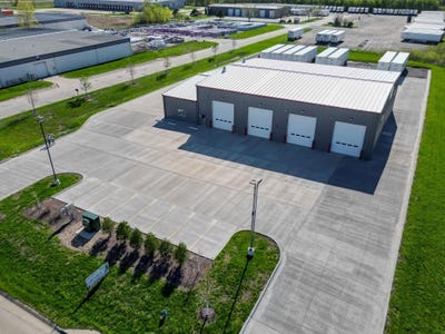 /international/us/2317-northeast-drive-waterloo-ia-110098583080/
